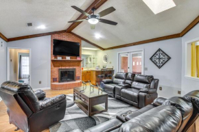 Beautiful Hinesville Retreat with Lanai and Pool!